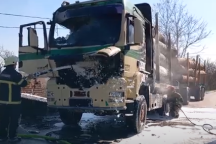 (VIDEO, FOTO) "Izgorjela kabina, a planuo je i rezervoar" Požar na putu Prijedor - Kozarska Dubica, MATERIJALNA ŠTETA OGROMNA