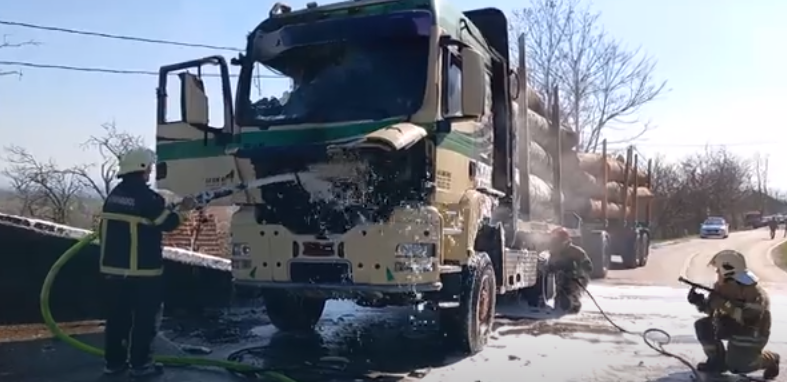 Požar na putu Prijedor - Kozarska Dubica, izgorio kamion