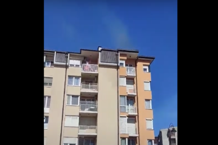(VIDEO, FOTO) POŽAR U BIJELJINI Gorio krov na stambenoj zgradi