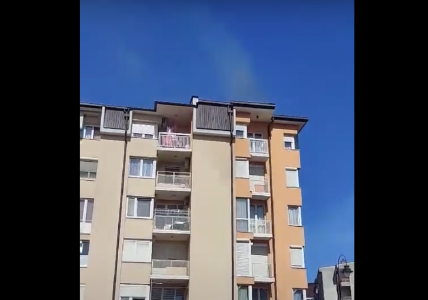 (VIDEO, FOTO) POŽAR U BIJELJINI Gorio krov na stambenoj zgradi