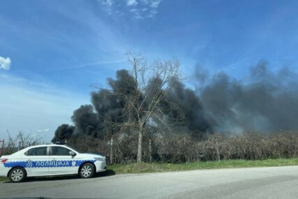 (FOTO) POŽAR KOD BANJALUKE Gust dim podiže se sa kompleksa pored jezera u Trnu, policija na terenu