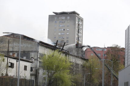 (VIDEO) Gori 200 kvadrata fabrike: Građani ne mogu obuzdati kašalj, u blizini VRTIĆ I OSNOVNA ŠKOLA
