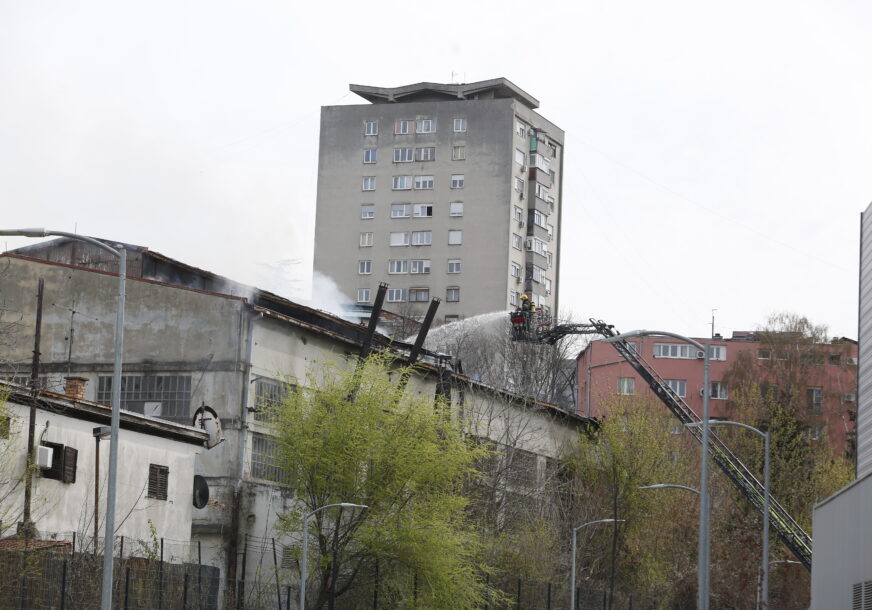 (VIDEO) Gori 200 kvadrata fabrike: Građani ne mogu obuzdati kašalj, u blizini VRTIĆ I OSNOVNA ŠKOLA
