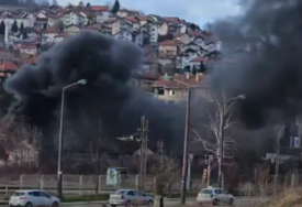 (VIDEO) POŽAR U NAPUŠTENOM OBJEKTU Veliki crni dim se nadvio nad željezničkom stanicom u Sarajevu