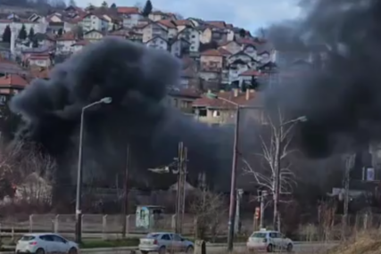 (VIDEO) POŽAR U NAPUŠTENOM OBJEKTU Veliki crni dim se nadvio nad željezničkom stanicom u Sarajevu