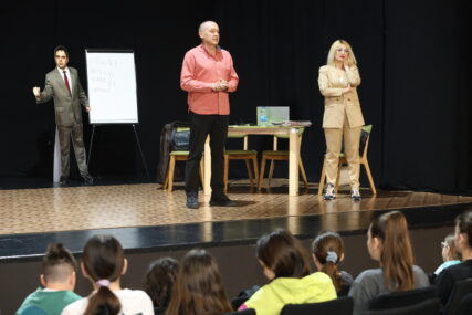 (FOTO) Master čas u Gradskom pozorištu Jazavac: Polaznici škole glume i govora upoznati sa neraskidivom vezom MEDIJA I KULTURE