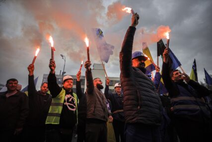 (FOTO) Poručili da ne mogu da RADE GLADNI: Stotine zeničkih rudara na protestu u Sarajevu, traže isplatu zaostalih plata