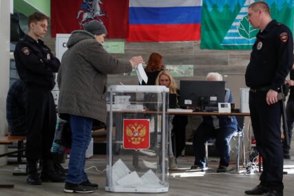 KREATIVNO I PRAZNIČNO Baba Jaga i Čeburaška glasali na izborima u Rusiji, pridružili im se gepard i medvjed