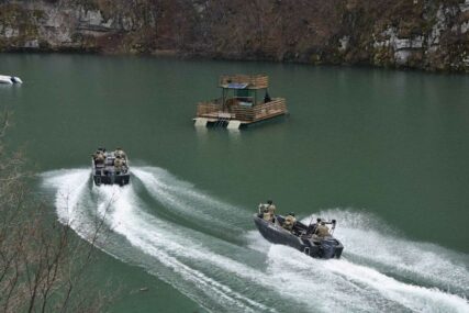 (FOTO) Obuka ronjenja u zimskim uslovima na brzim rijekama: MUP Srpske i MUP Srbije realizovali taktičko-pokaznu vježbu u jezeru Bočac