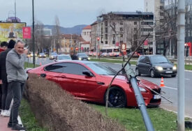 Saobraćajna nesreća u Sarajevu: Automobilom oborio stub ulične rasvjete