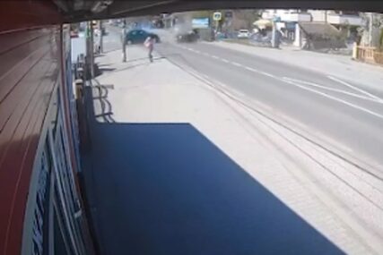 (VIDEO) STRAVIČAN SNIMAK NESREĆE Automobil pokušao da se uključi na glavni put, na njega VELIKOM BRZINOM naletilo drugo vozilo