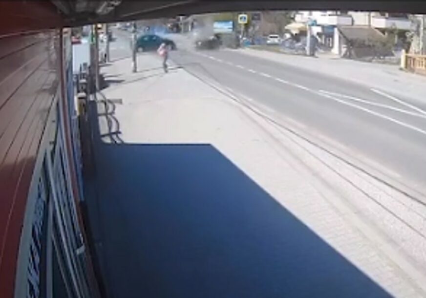 (VIDEO) STRAVIČAN SNIMAK NESREĆE Automobil pokušao da se uključi na glavni put, na njega VELIKOM BRZINOM naletilo drugo vozilo