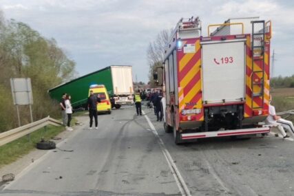 Udario u 17 automobila KOD GRANIČNOG PRELAZA: Vozač kamiona iz Rumunije koji je skrivio TEŠKU NESREĆU, BIO DROGIRAN