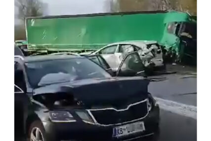 (VIDEO) Više ljudi teško povrijeđeno: Kamion udario u kolonu od 15 vozila na granici Hrvatske sa BiH