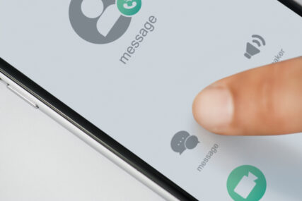 Prst na ekranu telefona