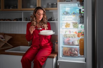 (VIDEO) SVI PRAVIMO ISTU GREŠKU Žena podijelila sjajan trik za čuvanje torte u frižideru