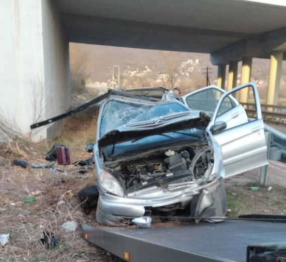 Automobil smrskan u nesreći u Nišu