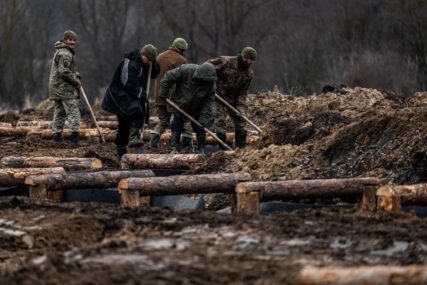 (VIDEO, FOTO) "ZID SMRTI" DUG 1.000 KM Ukrajinska vojska se ukopava, borbenu liniju će čuvati minska polja i “zmajevi zubi”