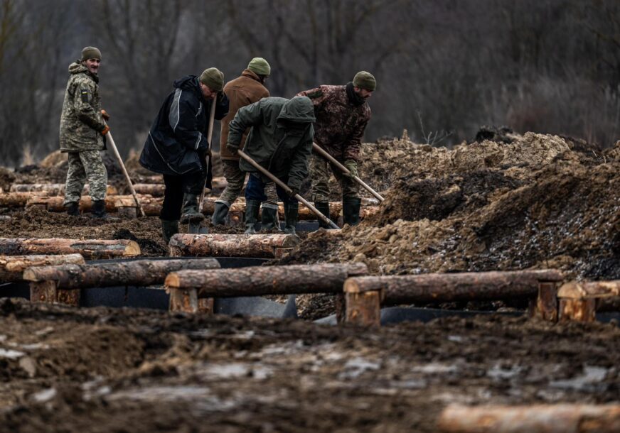 Ukrajinski vojnici kopaju rov