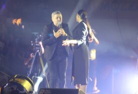 (VIDEO, FOTO) PRIJA HIPNOTISALA BANJALUKU Pjevačica na binu izvela Jovana Perišića, pa uslijedio spektakl