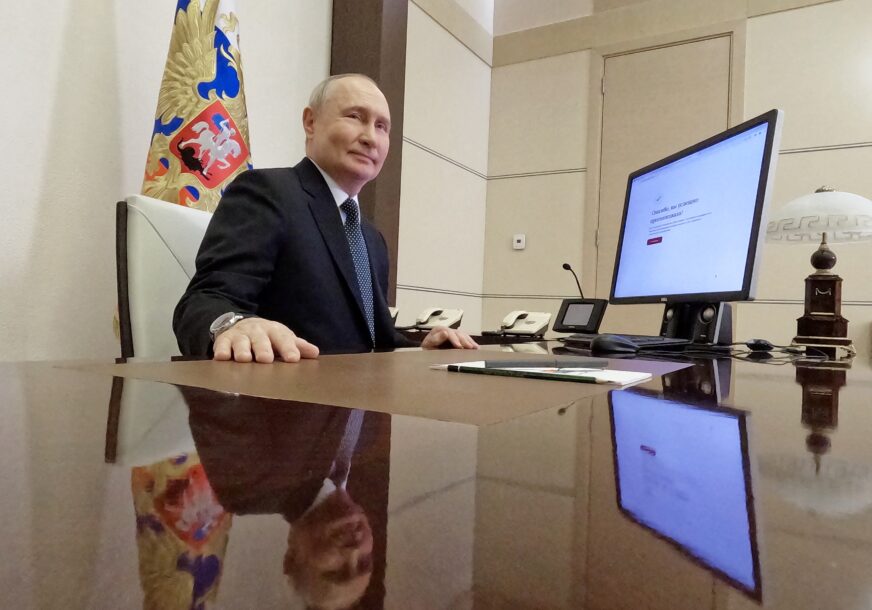 Vladimir Putin glasa na izborima