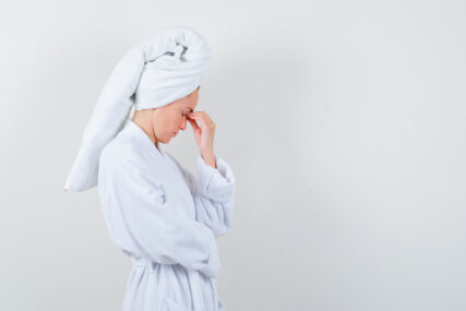 žena sa peškirom na glavi