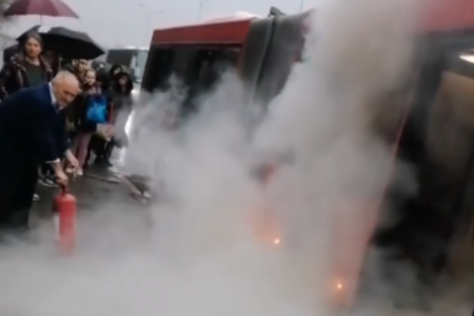 (VIDEO) GORI AUTOBUS Širi se gust dim, svi putnici odmah evakuisani