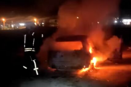 (VIDEO) IZGORIO "GOLF" U Mostaru zapaljen automobil, pronađene i boce sa benzinom