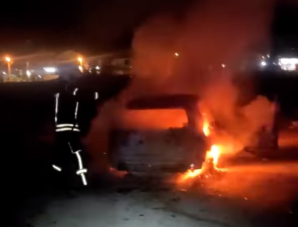 (VIDEO) IZGORIO "GOLF" U Mostaru zapaljen automobil, pronađene i boce sa benzinom