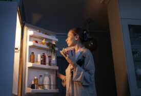 žena bira šta će uzeti iz frižidera