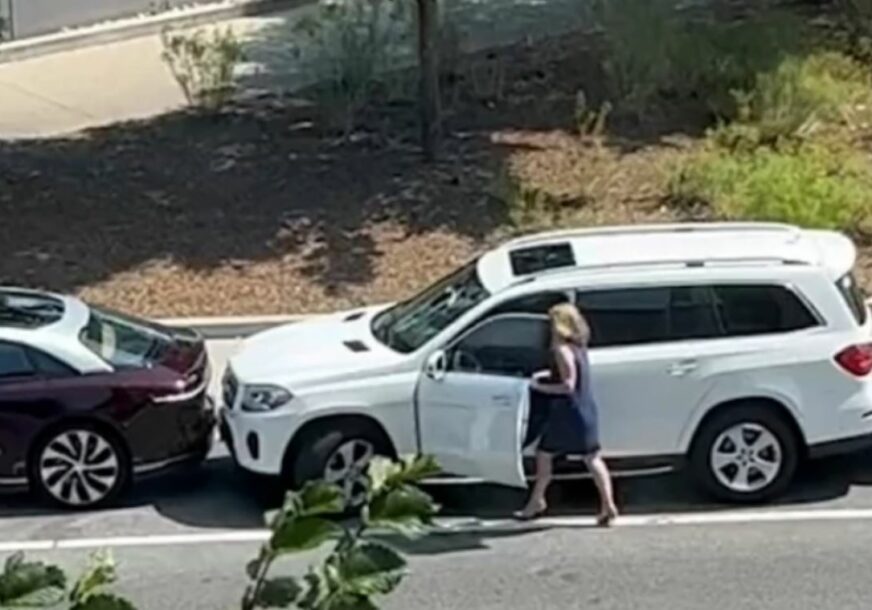 Žena ulazi u auto