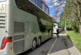 (VIDEO, FOTO) Stižu autobusi: Okupljaju se učesnici mitinga "Srpska te zove", centar Banjaluke zatvoren za saobraćaj