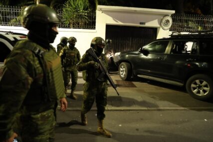 "Taj čin predstavlja flagrantno kršenje međunarodnog prava" Meksiko najavio prekid diplomatskih odnosa sa Ekvadorom nakon što je policija UPALA U AMBASADU