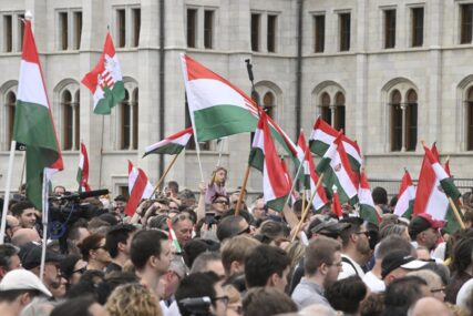 (FOTO) "Znali smo da postoji korupcija" Hiljade ljudi protestovalo na ulicama Budimpešte protiv vlade Viktora Orbana