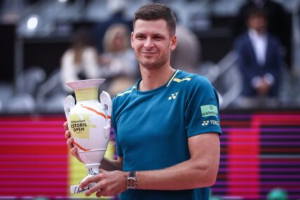 Lako do trofeja: Hurkač furiozno pokorio Eštoril i popeo se na 8. mjesto na ATP listi