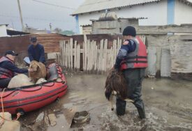 (VIDEO) "Sklanjajte djecu, SITUACIJA JE OZBILJNA" Oglasile se sirene u Orenburgu zbog poplava, uskoro bi mogla biti objavljena hitna evakuacija