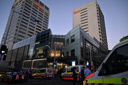 MEĐU RANJENIMA BEBA I MAMA U napadu nožem u trgovačkom centru u Sidneju izbodeno više ljudi