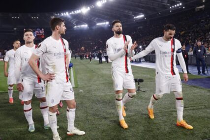 (VIDEO, FOTO) Jović i saigrači poniženi: Ultrasi postrojili fudbalere Milana nakon ispadanja od Rome