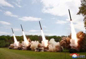 (FOTO) "PRECIZNI SU KAO SNAJPER" Kim Džong Un nadgledao vježbu ispaljivanja višecijevnih raketnih bacača iz 4 vozila u pokretu