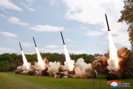 (FOTO) "PRECIZNI SU KAO SNAJPER" Kim Džong Un nadgledao vježbu ispaljivanja višecijevnih raketnih bacača iz 4 vozila u pokretu