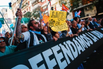 (VIDEO) VELIKI PROTESTI U ARGENTINI Stotine hiljada ljudi na ulicama zbog rezova u budžetu