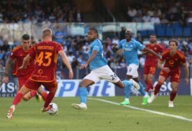 (FOTO) SPEKTAKL POD VEZUVOM Roma u finišu šokirala Napoli, Atalanta hita ka Ligi šampiona