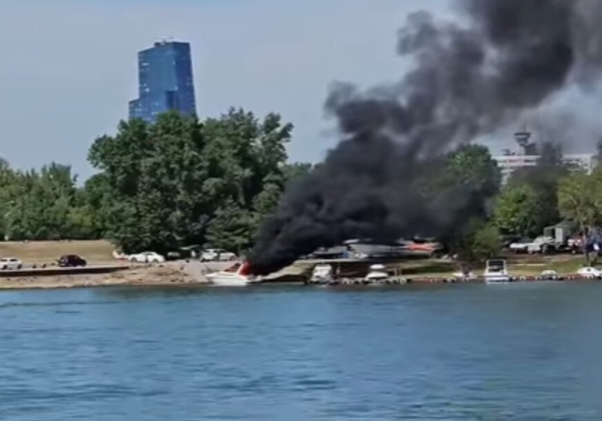 (VIDEO) Gusti dim sa rijeke: Veliki požar na šetalištu, zapalio se brod