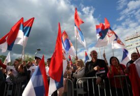(VIDEO, FOTO) Vijore se zastave, hiljade učesnika stiglo na Trg Krajine: Sve spremno za miting "Srpska te zove"