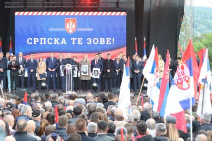 (VIDEO, FOTO) "Ne trgujemo istinom, hoćemo pravdu" Miting "Srpska te zove" počeo intoniranjem himni Republike Srpske i Srbije