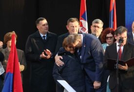 U jednom trenutku je zastao i mnogi su POČELI DA PLAČU: Najemotivniji trenutak na Trgu Krajine tokom narodnog mitinga "Srpska te zove"