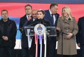 (FOTO) "Vučić se bori za istinu, rezultat će iznenaditi mnoge" Ana Brnabić na mitingu "Srpska te zove" poslala 3 poruke
