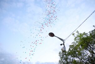 Baloni pušteni u vazduh na mitingu Srpska te zove