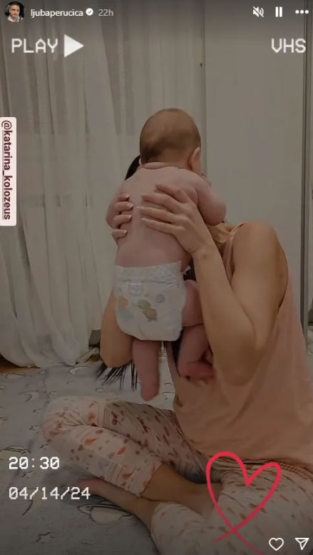 Katarina Kolozeus drži sina 