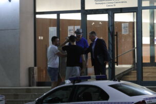 Haris Džinović napušta policijsku stanicu 